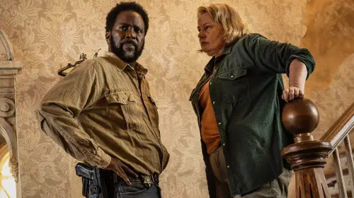 assets/harold-perrineau-as-boyd-stevens-and-elizabeth-saunders-as-donna-raines-on-the-stairs-in-from-season-4-episode-1.jpeg