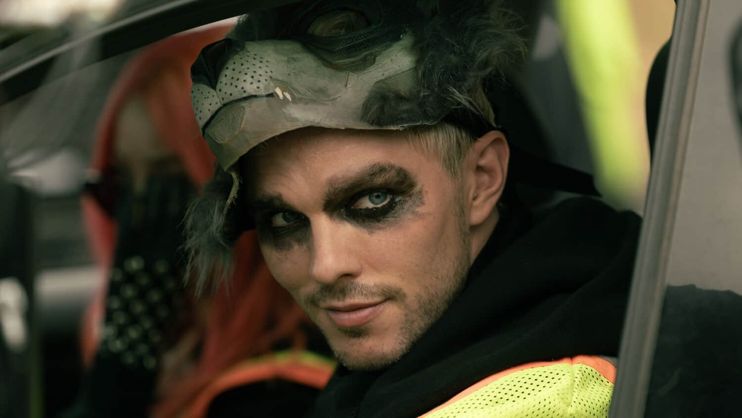 nicholas-hoult-smiling-in-how-to-rob-a-bank.jpeg
