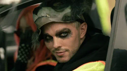 assets/nicholas-hoult-smiling-in-how-to-rob-a-bank.jpeg
