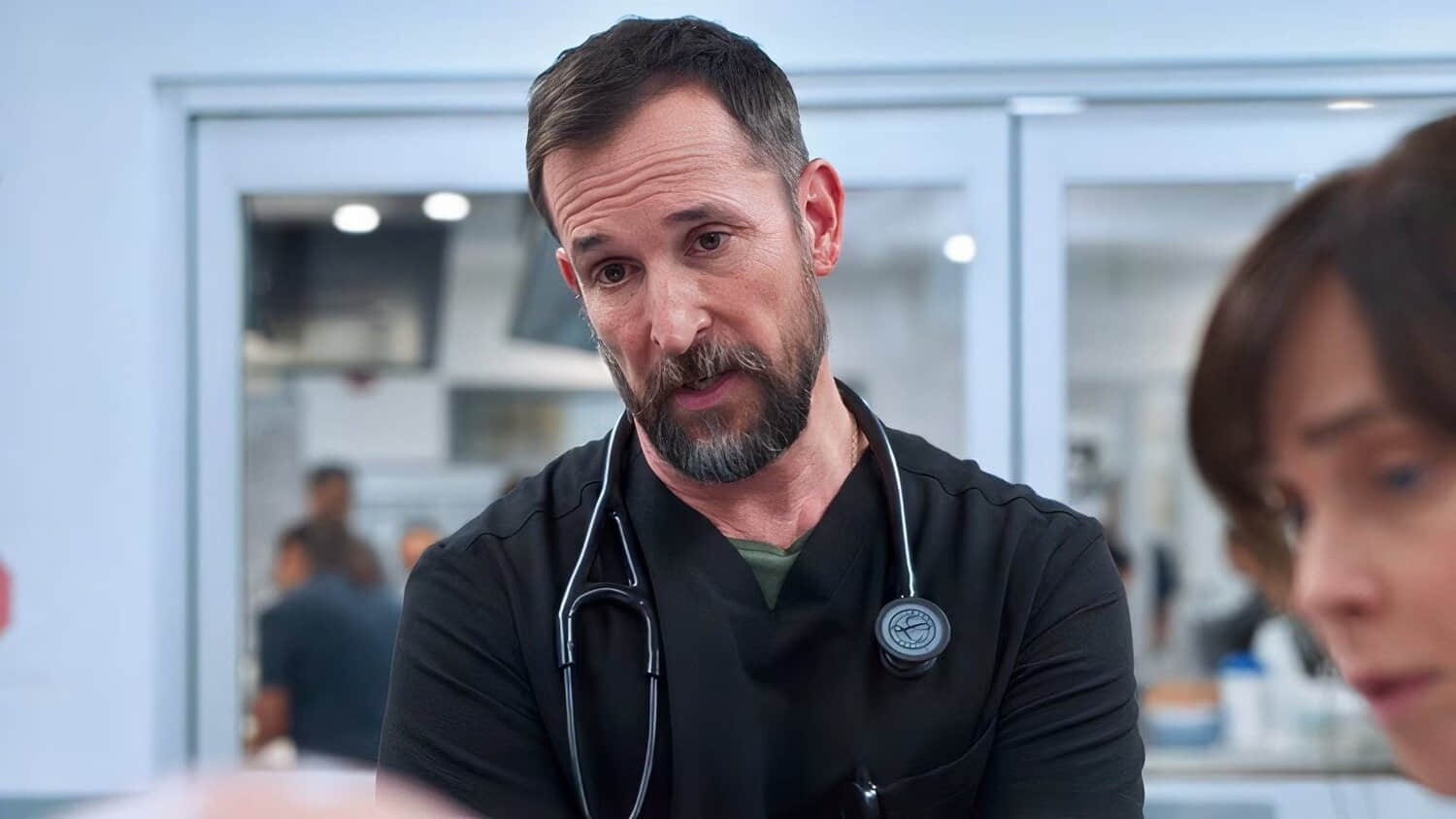 robby-speaking-to-a-patient-in-the-pitt-season-2-1.jpeg