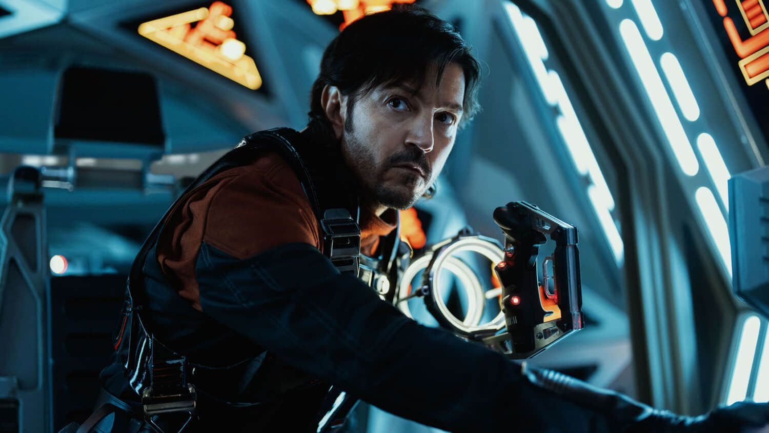 cassian-looks-to-the-side-in-andor.jpeg