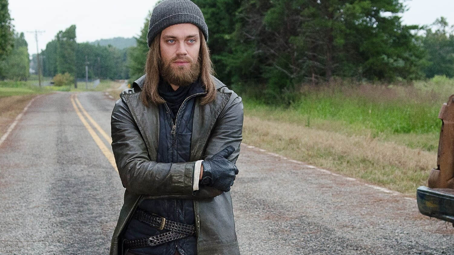tom-payne-as-jesus-standing-in-a-road-in-the-walking-dead.jpeg