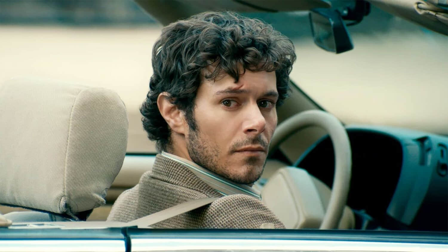 adam-brody-as-abe-gazing-at-someone-from-the-front-seat-of-his-car-in-the-kid-detective.jpeg