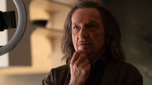 assets/ben-kingsley-puts-his-hand-on-his-chin-while-thinking-in-wonder-man.jpeg