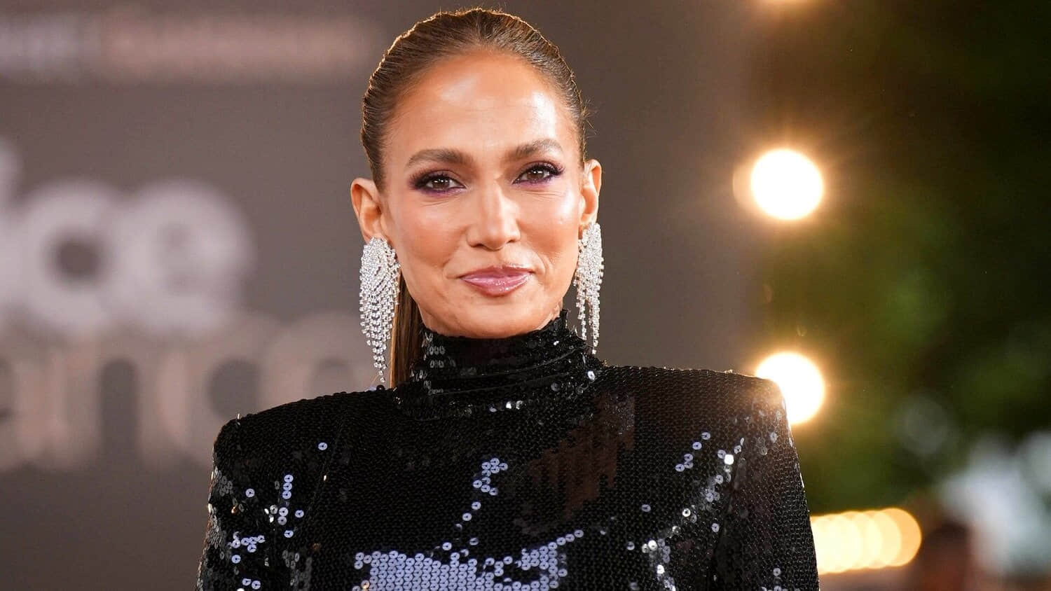 jennifer-lopez-attends-the-red-carpet-of-office-romance.jpeg