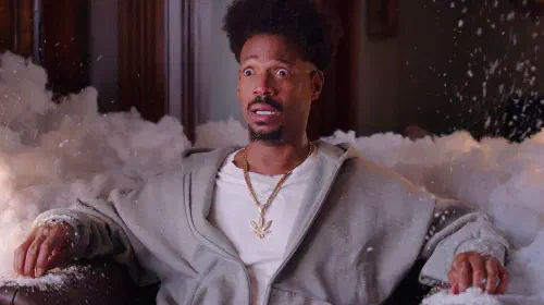 assets/marlon-wayans-sitting-with-a-tear-running-down-his-cheek-in-scary-movie-6.jpeg