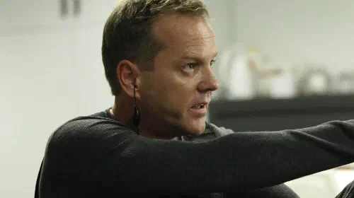 assets/kiefer-sutherland-as-jack-bauer-holding-a-gun-in-24-1.jpeg