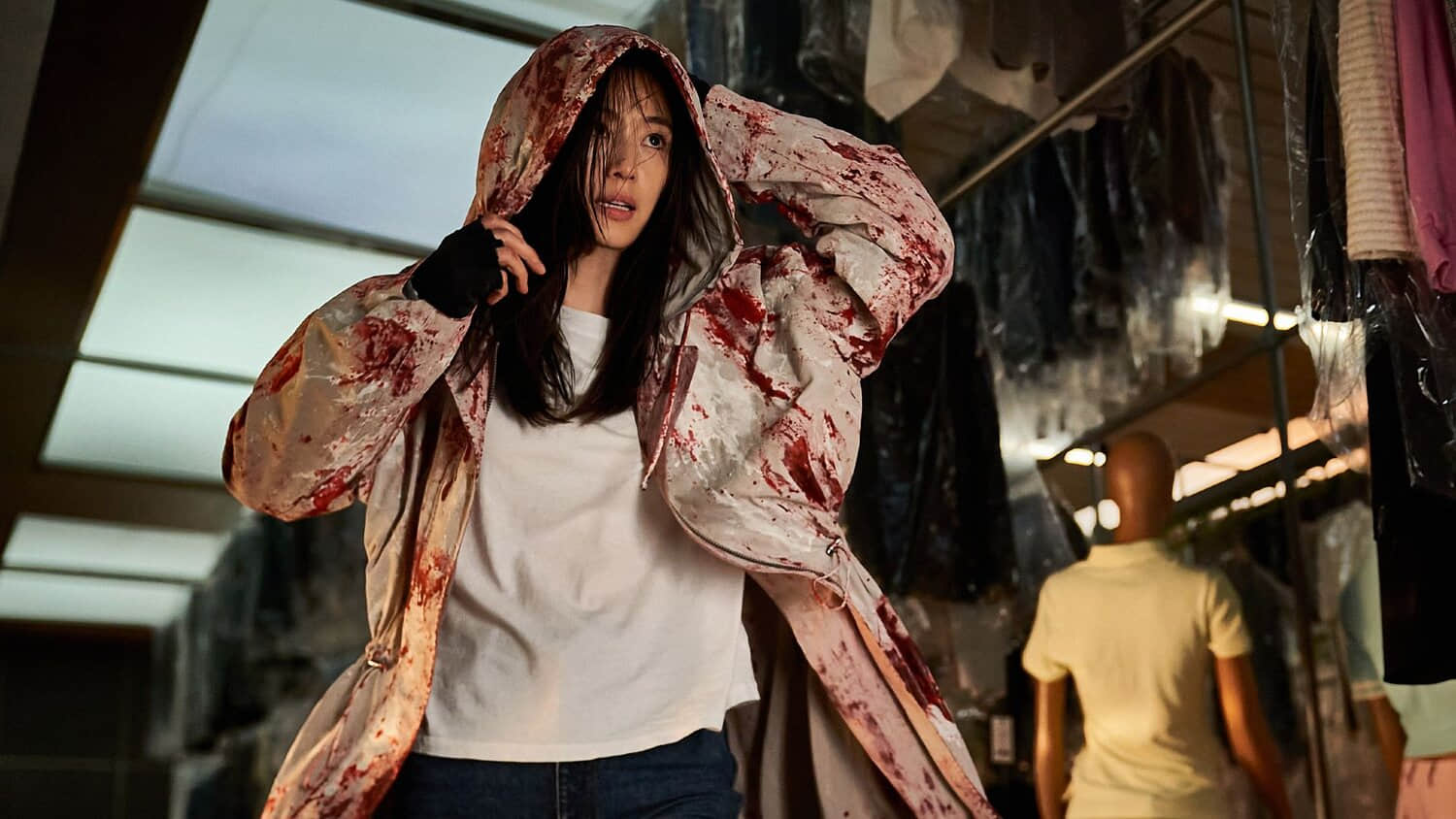 jun-ji-hyun-wearing-a-blood-covered-hoodie-in-colony.jpeg