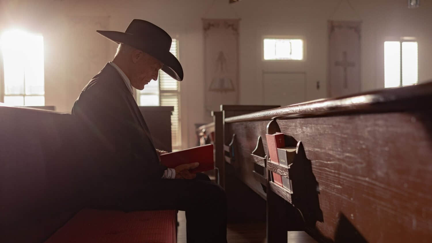 ed-harris-in-church-in-dutton-ranch.jpeg