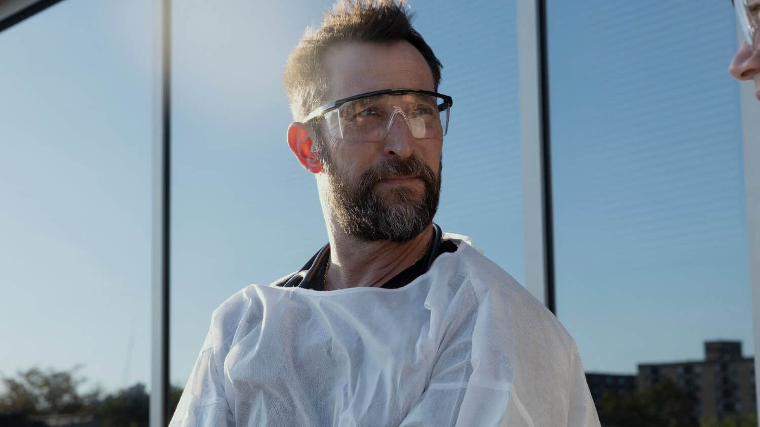 noah-wyle-as-dr-michael-robby-robinavitch-in-season-2-of-the-pitt.jpeg