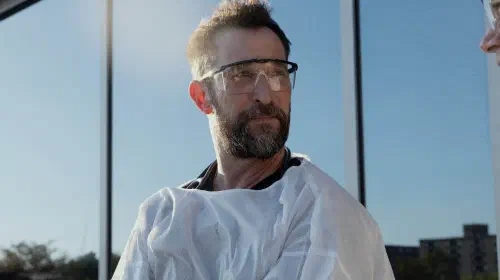 assets/noah-wyle-as-dr-michael-robby-robinavitch-in-season-2-of-the-pitt.jpeg