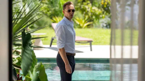 assets/tom-hiddleston-as-jonathan-pine-wearing-sunglasses-in-the-night-manager-season-2-episode-2.jpeg