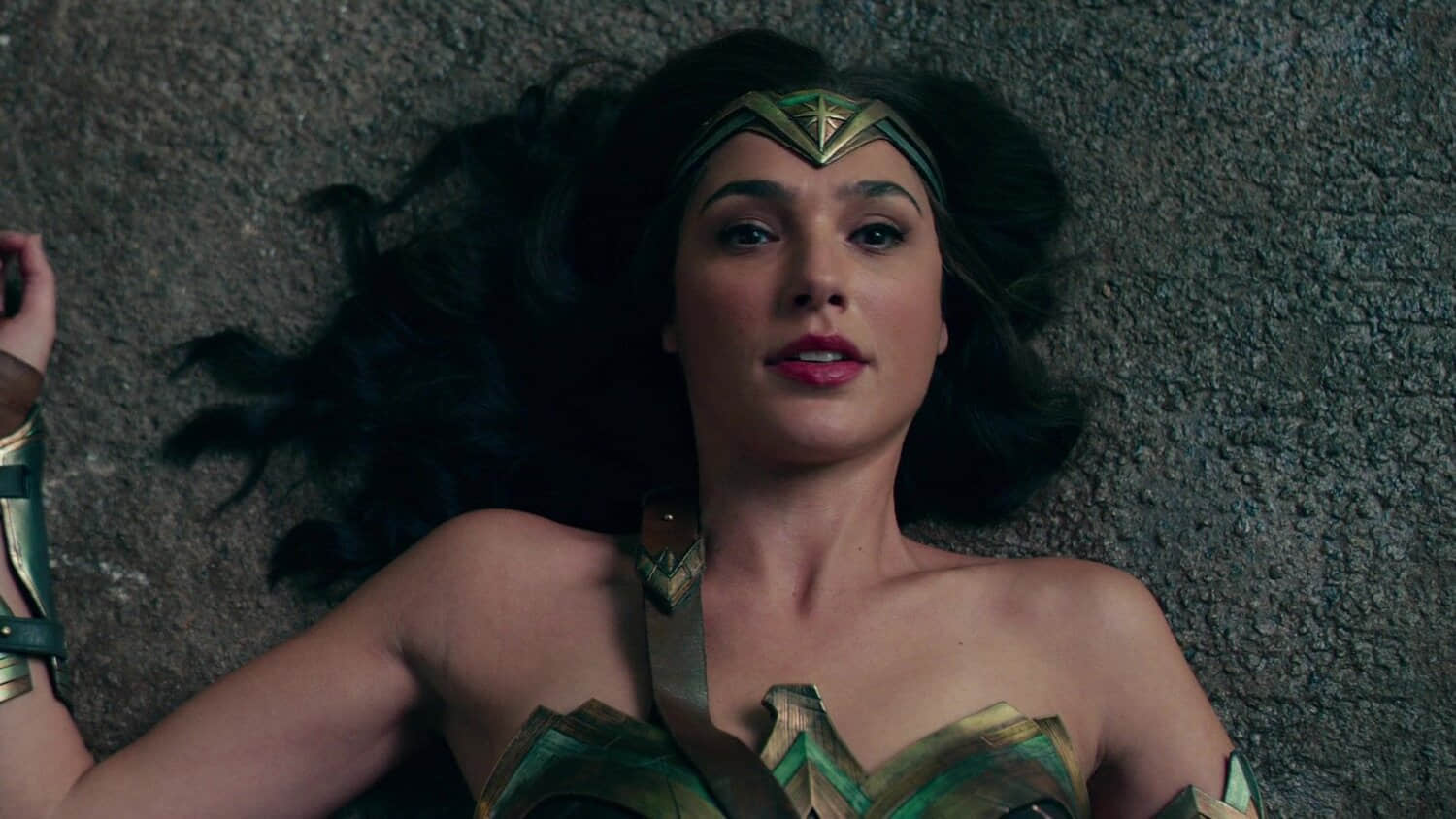 gal-gadot-s-wonder-woman-on-the-floor-and-looking-stunned-in-justice-league.jpeg