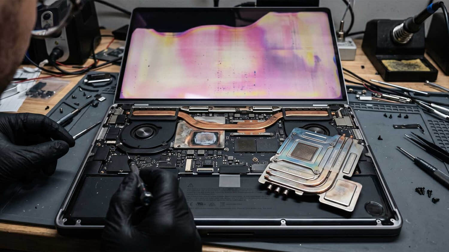 M5-Max-MacBook-Pro-with-screen-discoloration.jpeg