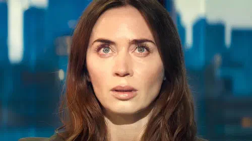 assets/the-light-is-shining-on-emily-blunt-in-disclosure-day-1.jpeg