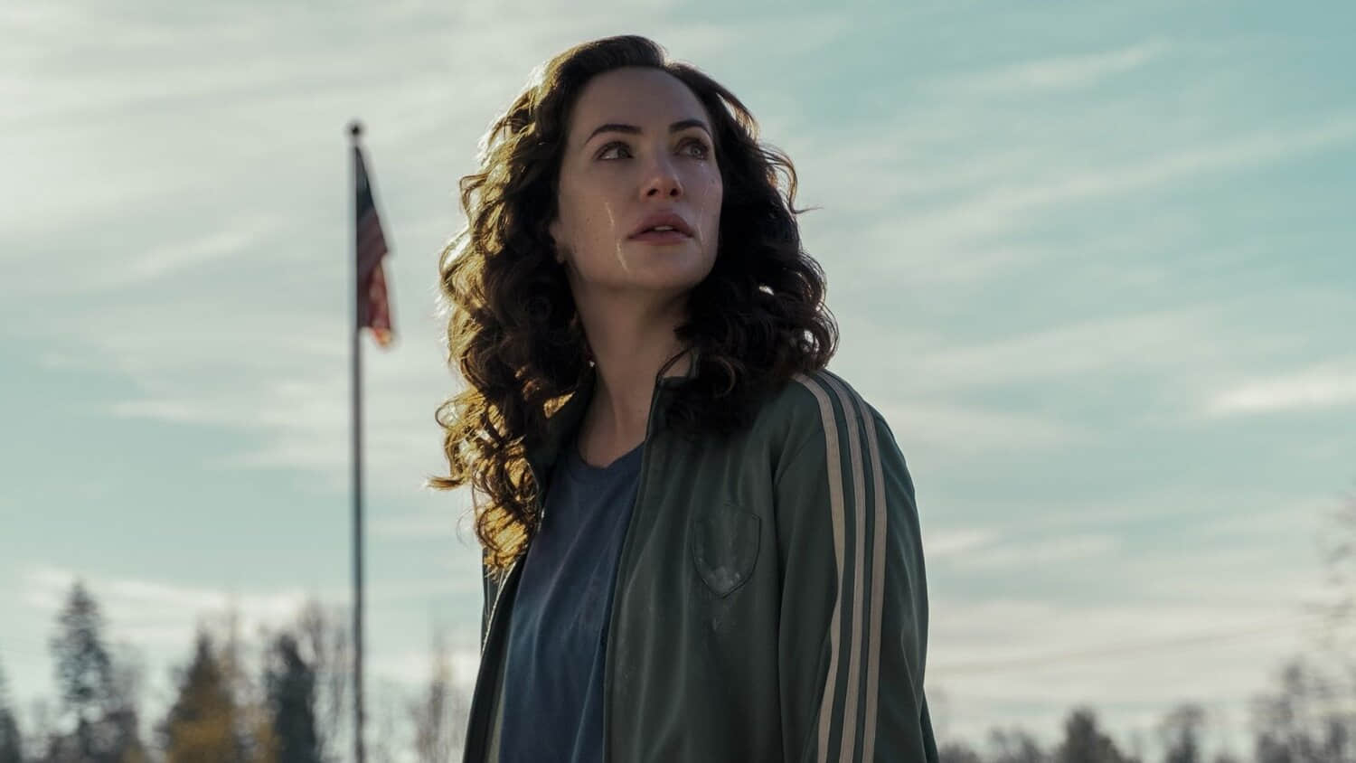 kate-siegel-looking-worried-in-midnight-mass.jpeg