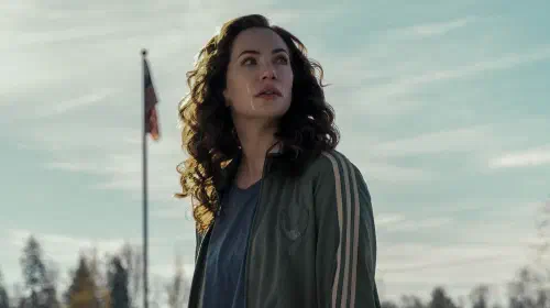 assets/kate-siegel-looking-worried-in-midnight-mass.jpeg
