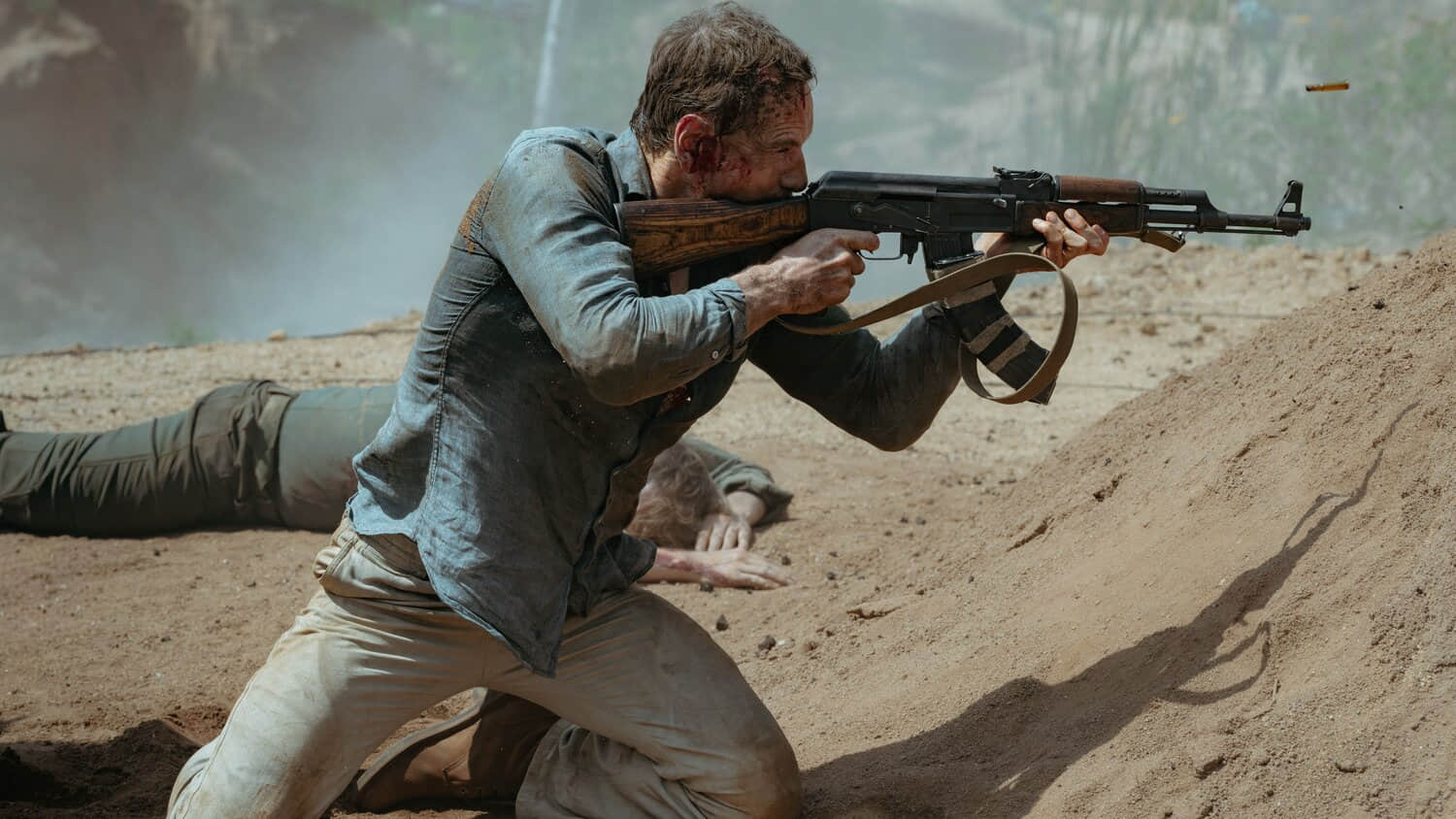 michael-fassbender-as-martian-firing-a-gun-in-the-agency-season-2.jpeg