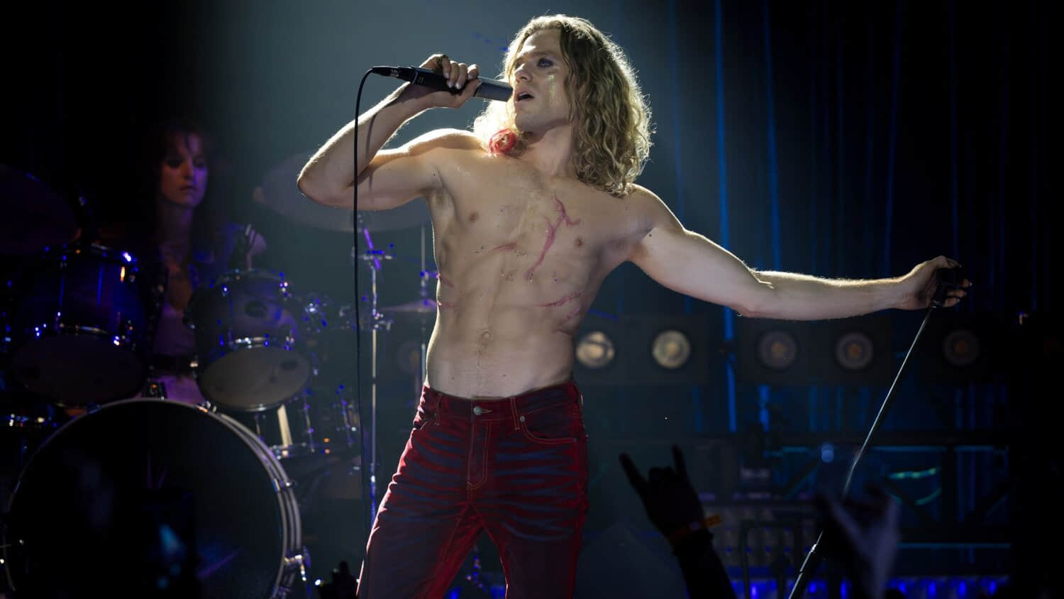 lestat-singing-during-a-concert-in-the-vampire-lestat-episode-2.jpeg