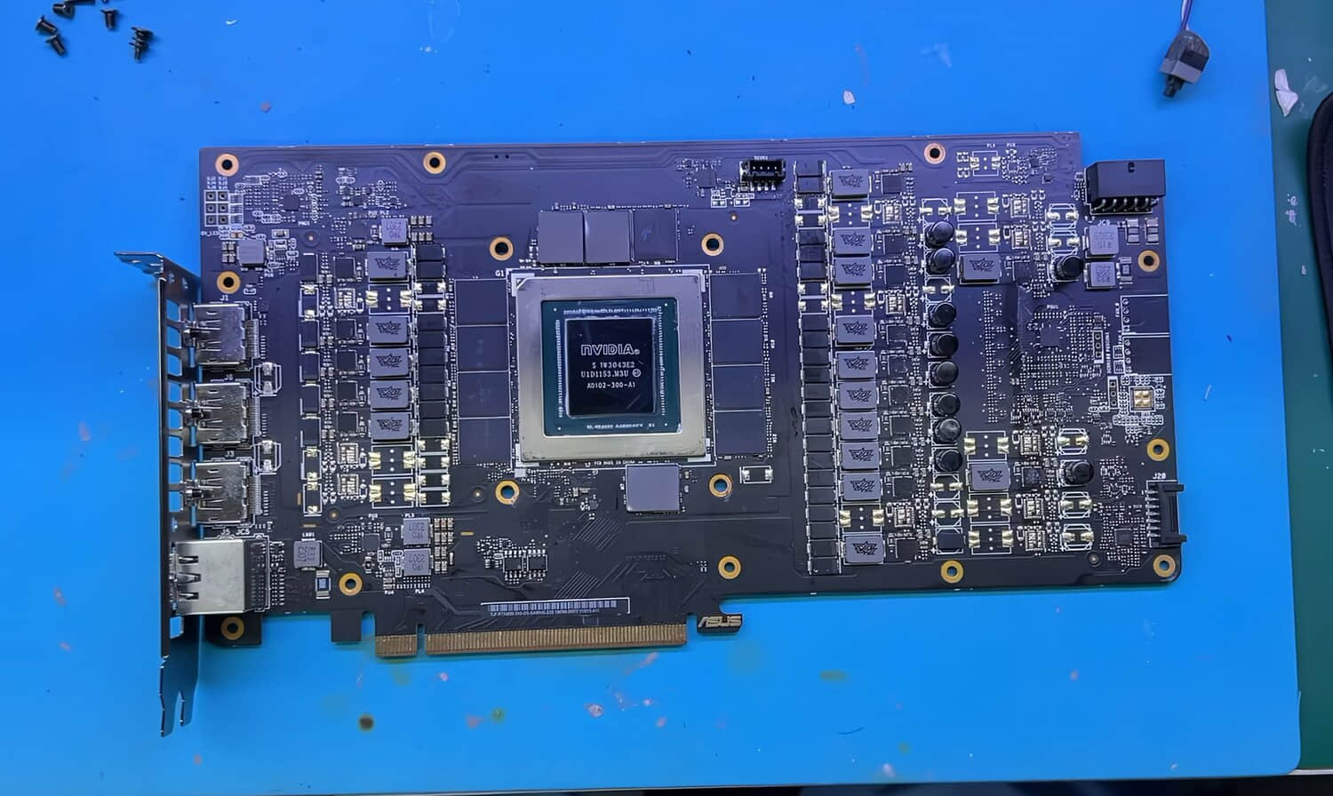 fake-nvidia-rtx-gpu-made-with-glued-fake-chips-and-waste-memory.jpeg