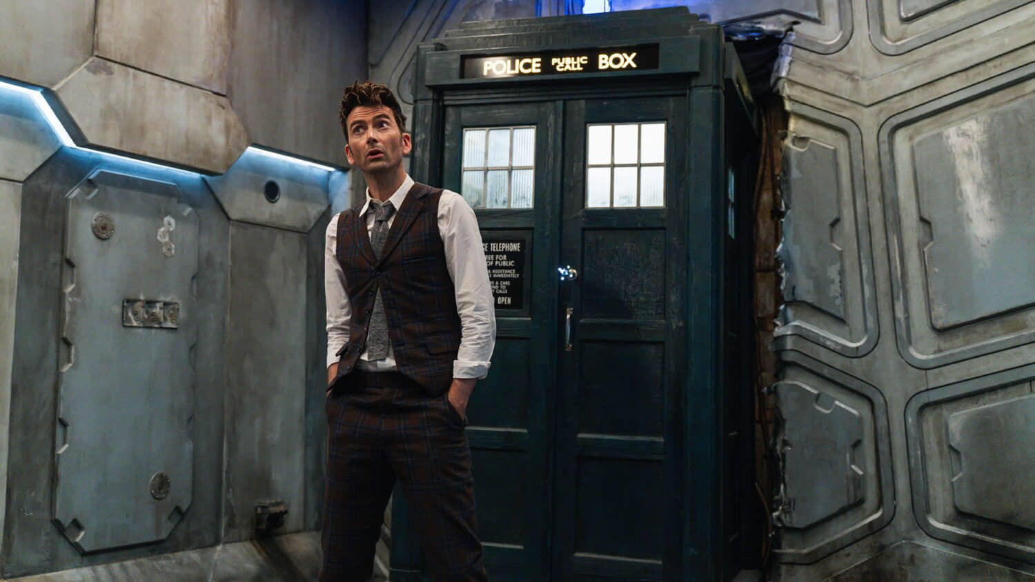 david-tennant-in-front-of-tardis-in-doctor-who.jpeg