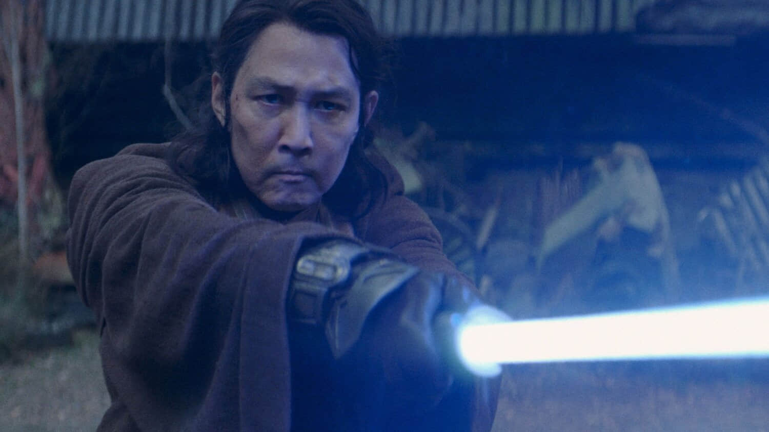 sol-holding-his-lightsaber-in-front-of-him-in-the-acolyte-episode-8.jpeg