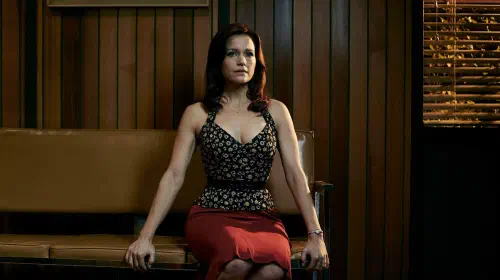 assets/kate-hewson-carla-gugino-looking-nervous-in-wayward-pines-season-1.jpeg