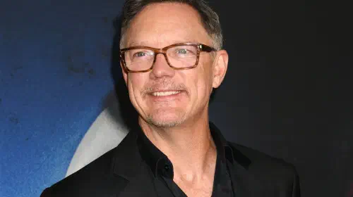 assets/matthew-lillard-smiling-on-a-red-carpet-for-five-nights-at-freddy-s-2.jpeg