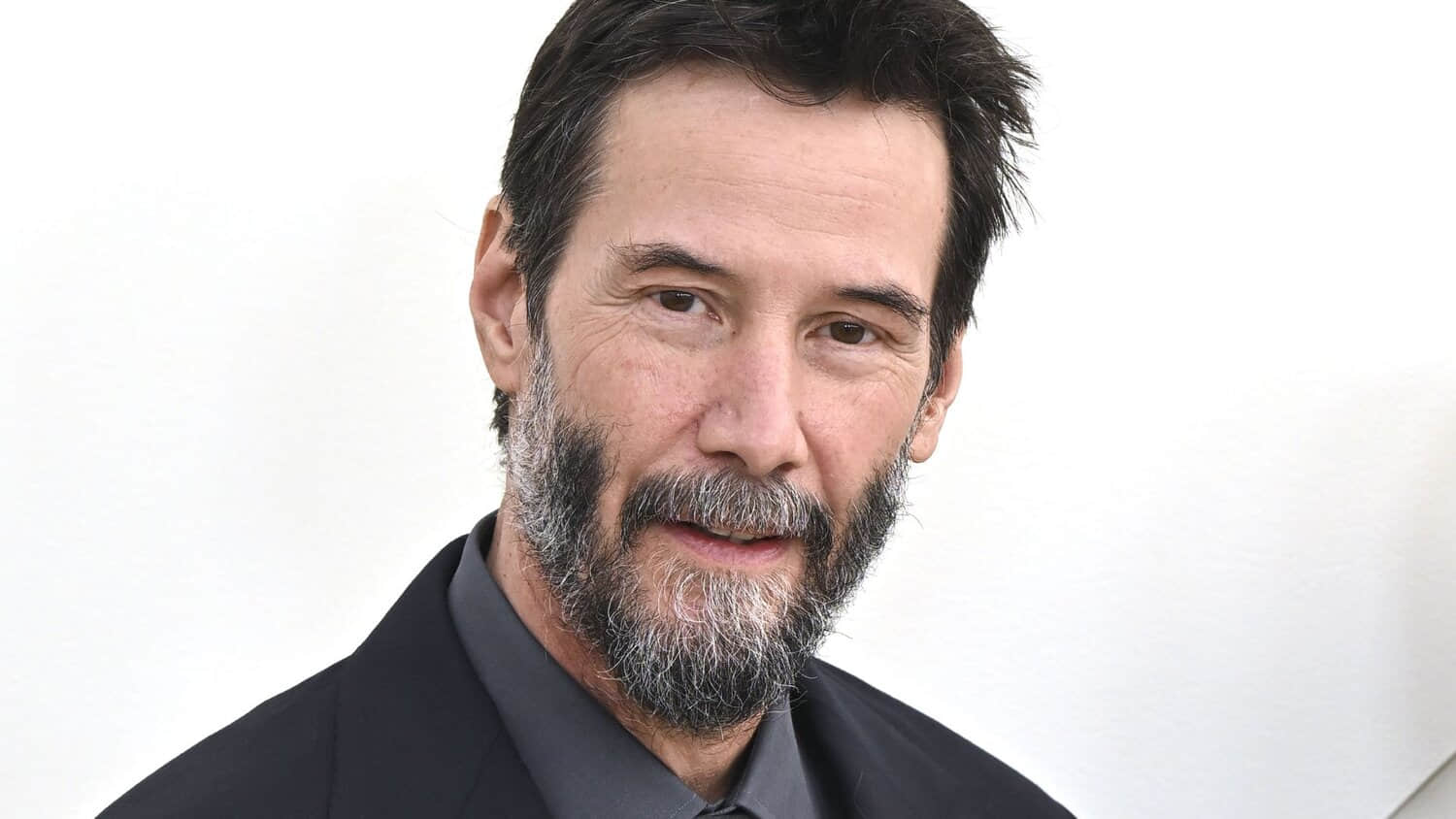 keanu-reeves-posing-on-a-red-carpet.jpeg