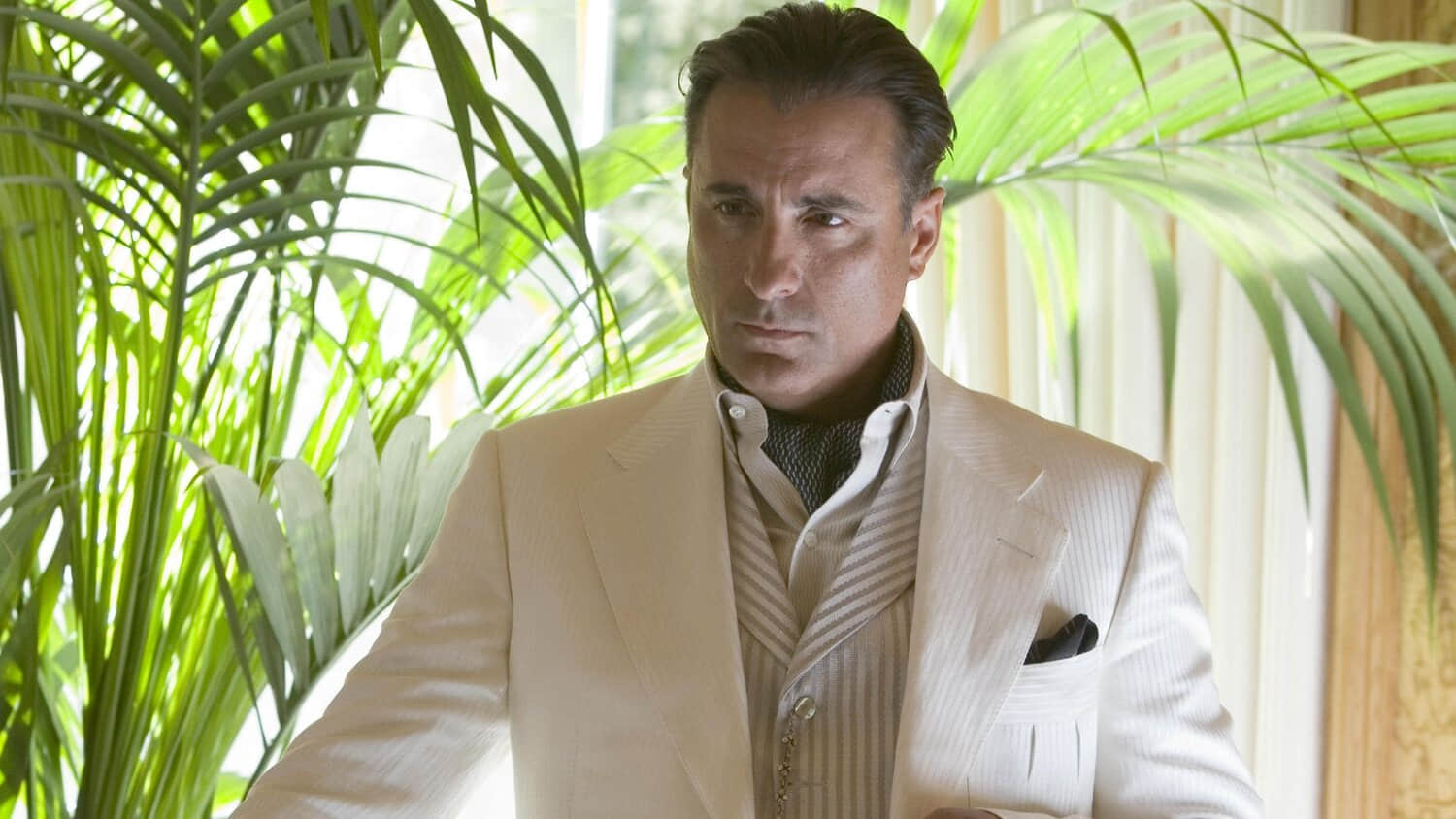 andy-garcia-in-a-white-suit-next-to-a-plant-in-oceans.jpeg