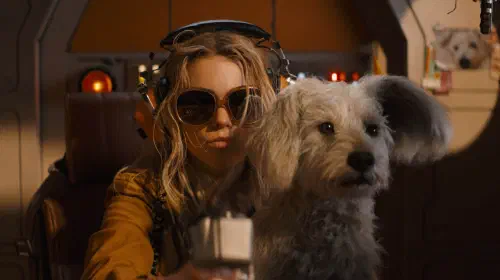 assets/milly-alcock-as-kara-zor-el-with-krypto-in-supergirl.jpeg