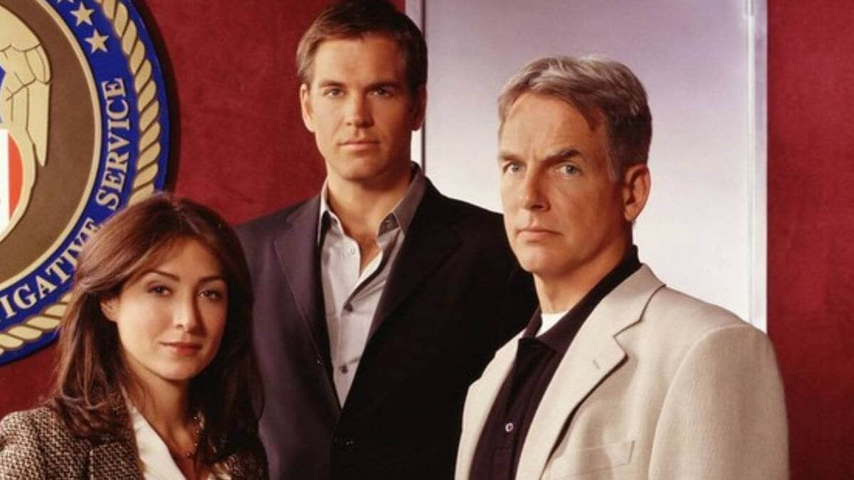 mark-harmon-and-two-other-cast-members-in-season-1-of-ncis.jpeg