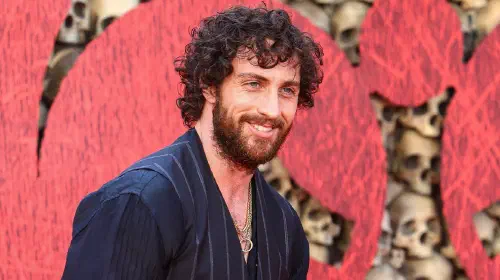 assets/aaron-taylor-johnson-smiling-on-the-red-carpet-for-28-years-later.jpeg