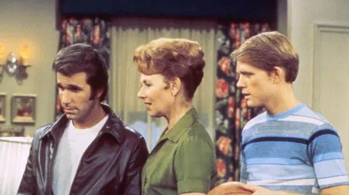 assets/henry-winkler-marion-ross-and-ron-howard-in-happy-days.jpeg