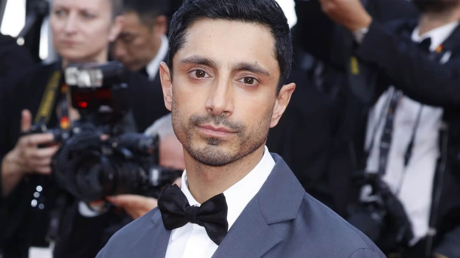 riz-ahmed-taking-a-photo-at-the-cannes-red-carpet.jpeg
