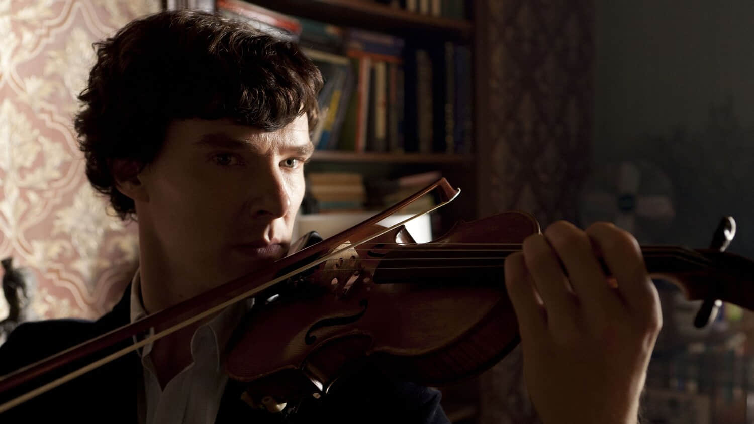 benedict-cumberbatch-playing-violin-in-bbc-s-sherlock.jpeg