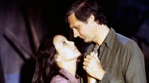 assets/alan-alda-and-kieu-chinh-in-mash.jpeg