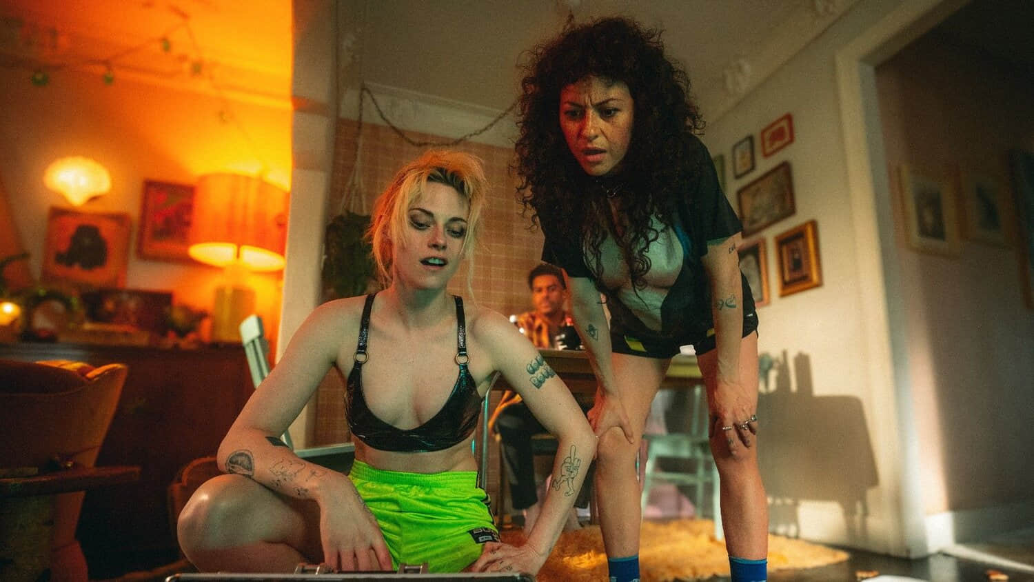 alia-shawkat-and-kristen-stewart-looking-at-liquid-drugs-in-the-wrong-girls.jpeg