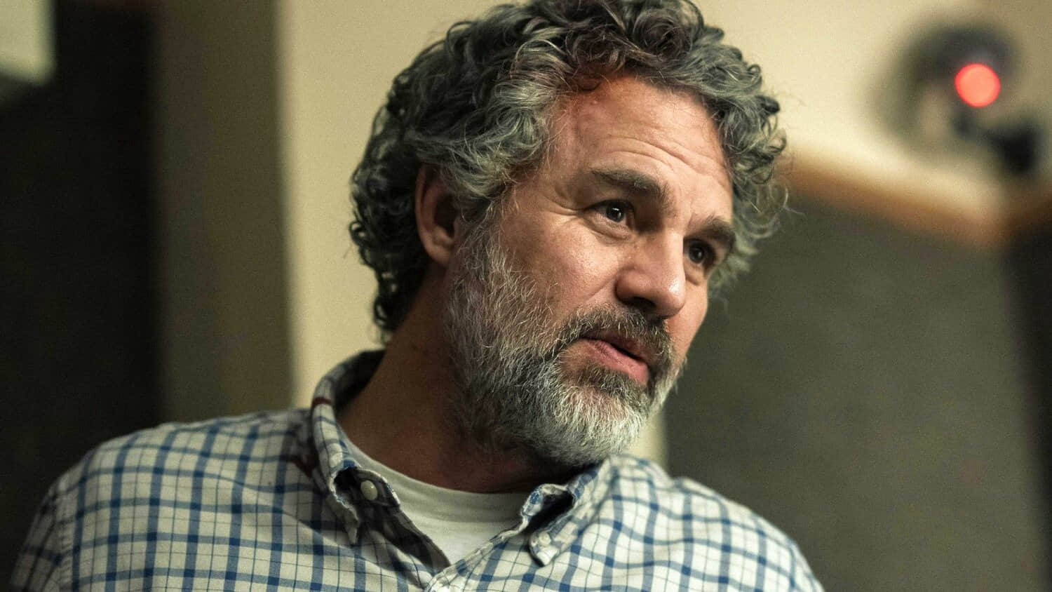 mark-ruffalo-looking-at-someone-in-task-season-1.jpeg