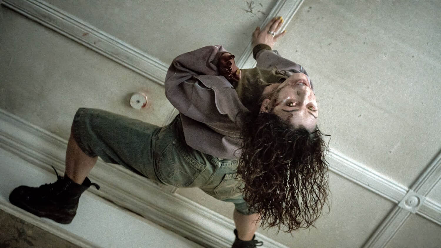 luciane-buchanan-s-thya-on-the-ceiling-looking-below-her-in-evil-dead-burn.jpeg
