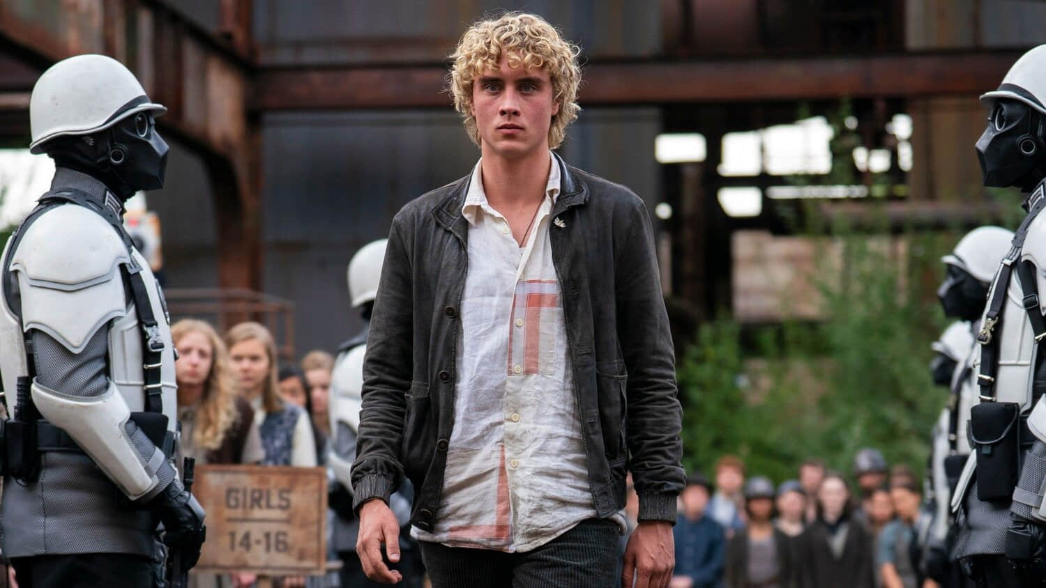haymitch-walking-up-to-the-podium-in-hunger-games-sunrise-on-the-reaping.jpeg
