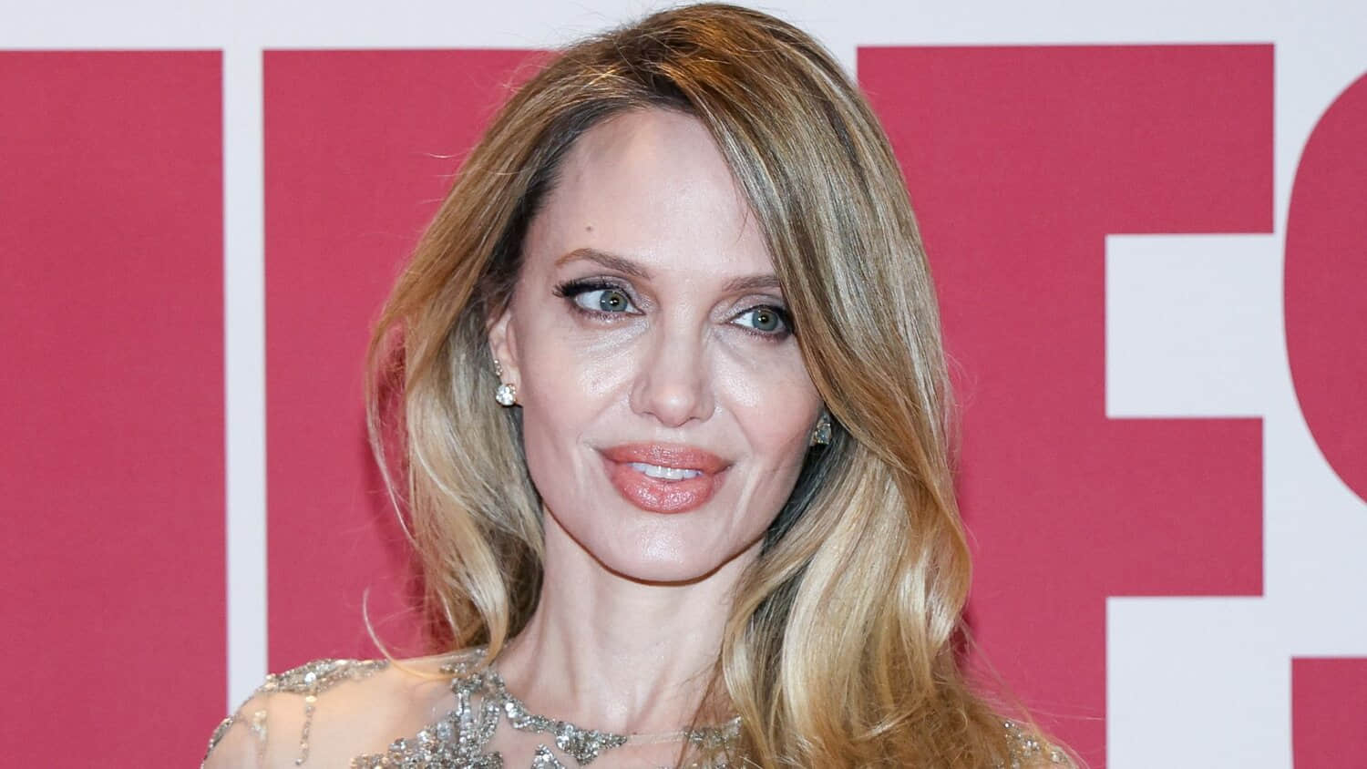 angelina-jolie-at-paris-premiere-of-coutures.jpeg