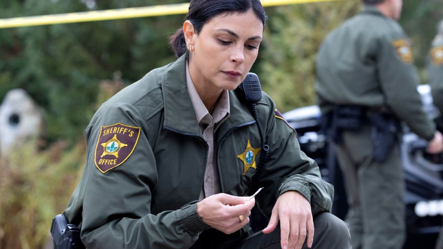 morena-baccarin-as-mickey-fox-holding-a-piece-of-evidence-in-sheriff-country.jpeg
