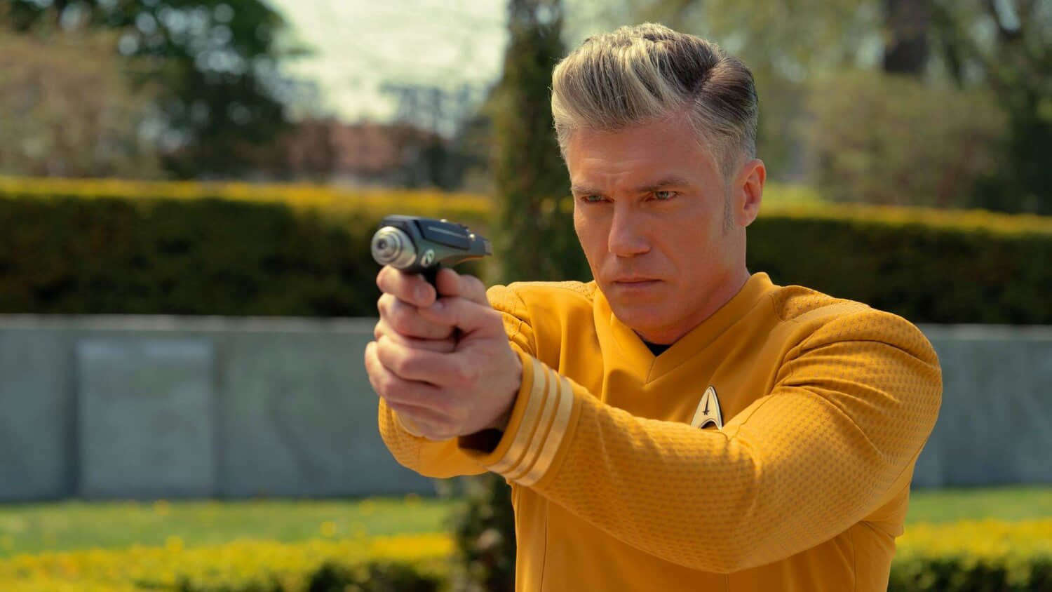 anson-mount-as-captain-pike-aiming-a-phaser-in-star-trek-strange-new-worlds.jpeg