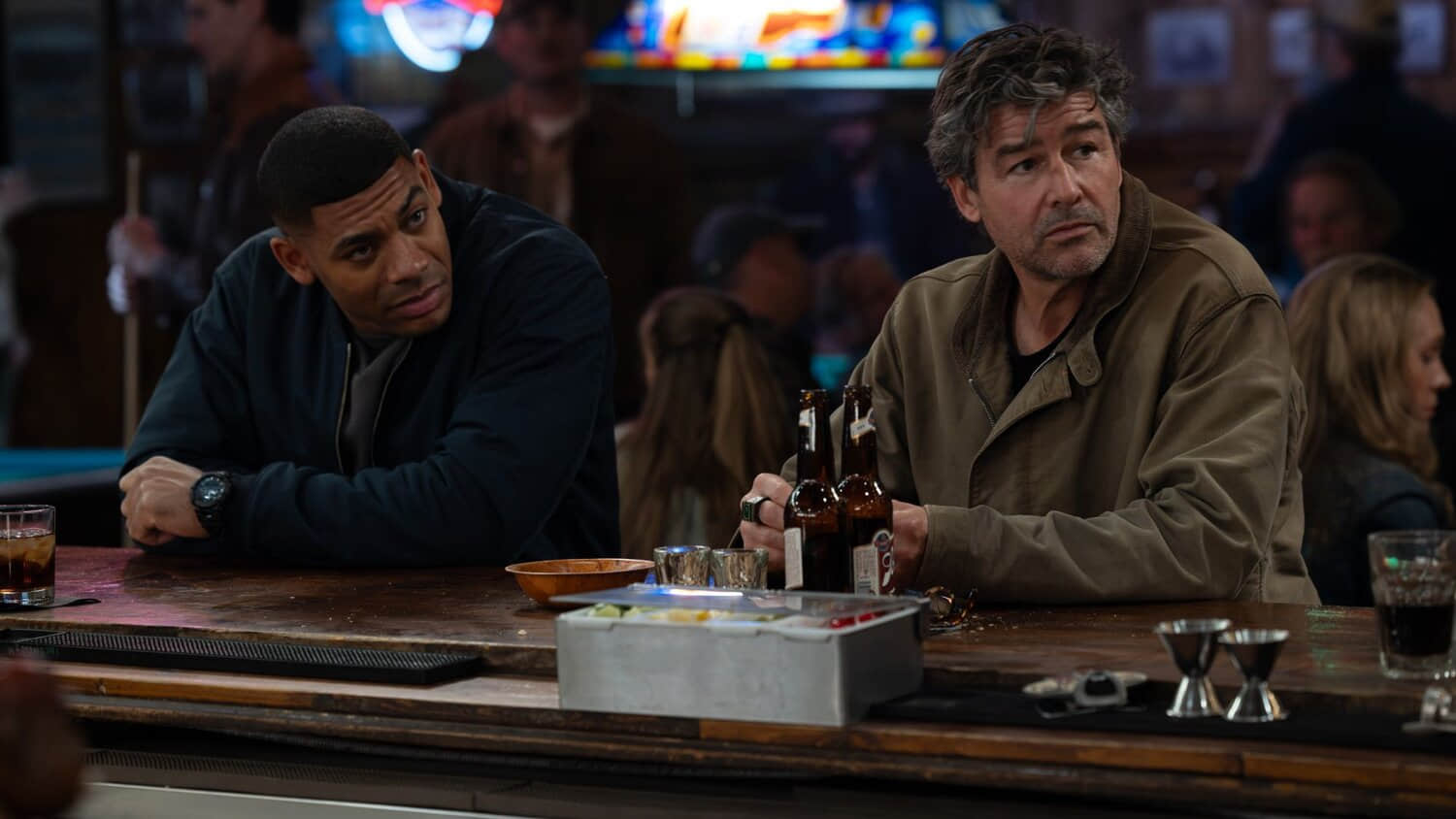aaron-pierre-and-kyle-chandler-in-exclusive-lanterns-image.jpeg