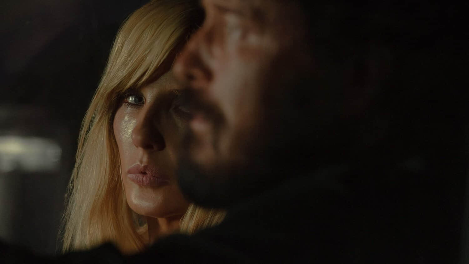 beth-dutton-kelly-reilly-looking-at-rip-wheeler-cole-hauser-in-dutton-ranch.jpeg