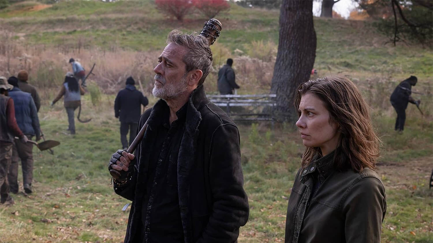 the-walking-dead-dead-city-negan-maggie-walking.jpeg