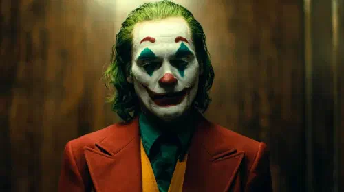 assets/joaquin-phoenix-as-the-joker-looking-down-in-joker.jpeg