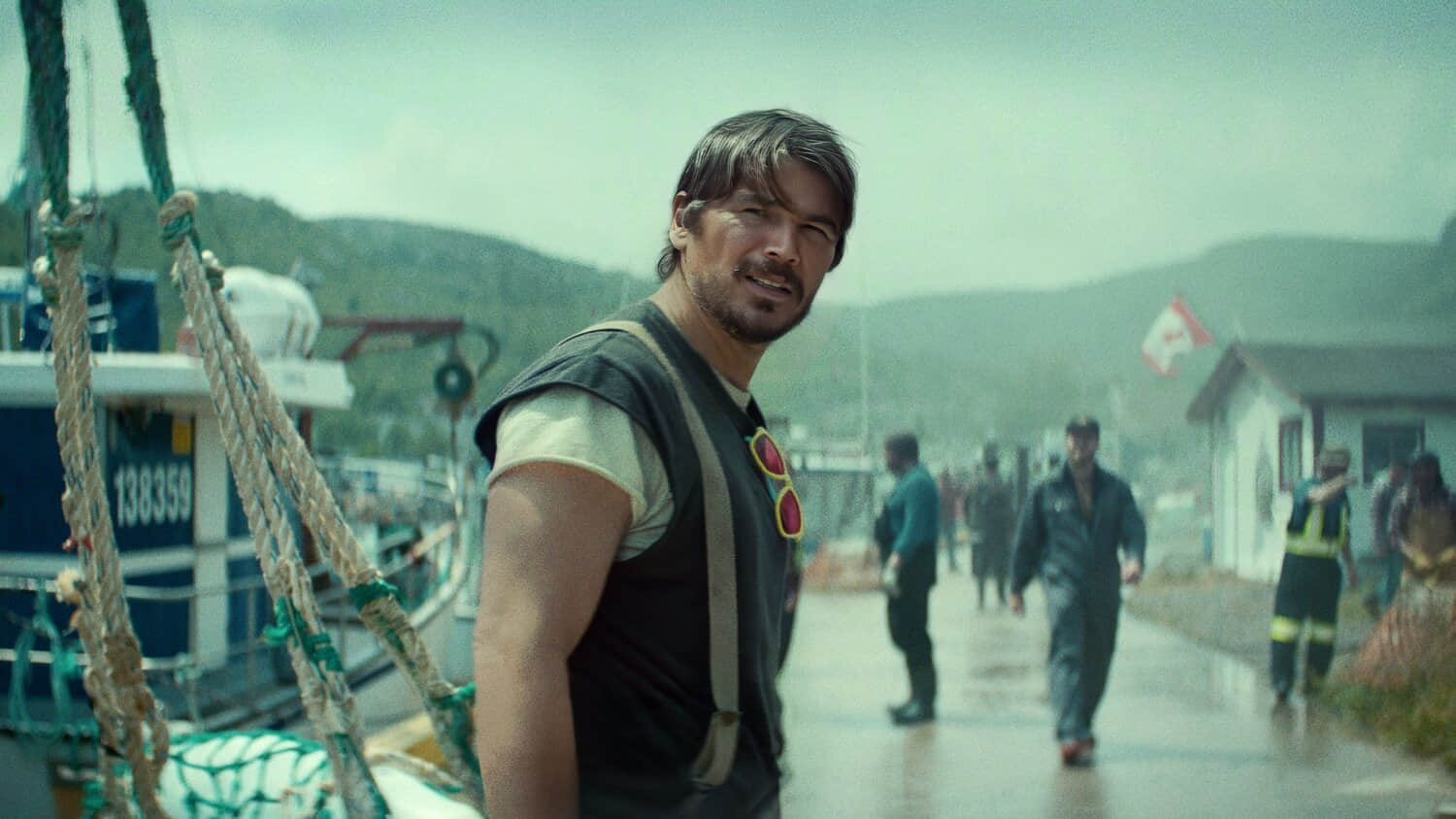 josh-hartnett-as-calvin-standing-outside-in-below.jpeg