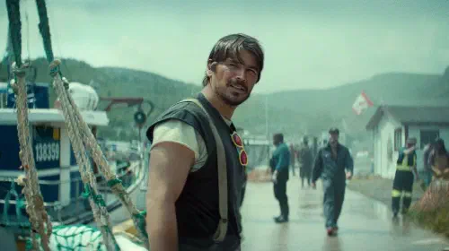 assets/josh-hartnett-as-calvin-standing-outside-in-below.jpeg